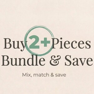 Puede incluir: Gr&aacute;fico de texto sobre un fondo beige claro. El texto dice "Buy 2+ Pieces Bundle & Save" en fuente marr&oacute;n oscuro. Un c&iacute;rculo verde rodea el n&uacute;mero "2+". Debajo, se muestra el texto "Mix, match & save".