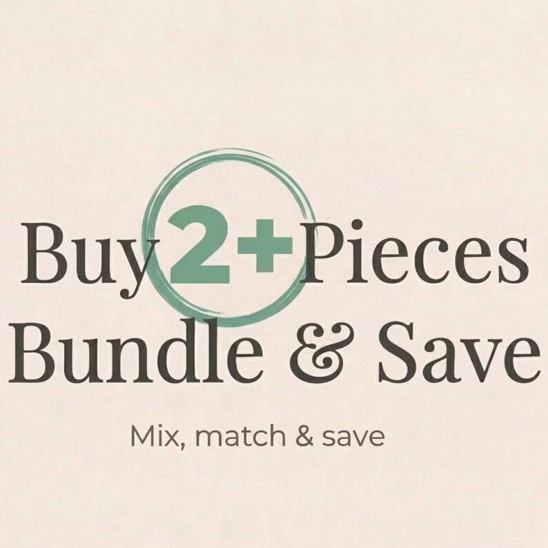Puede incluir: Gr&aacute;fico de texto sobre un fondo beige claro. El texto dice "Buy 2+ Pieces Bundle & Save" en fuente marr&oacute;n oscuro. Un c&iacute;rculo verde rodea el n&uacute;mero "2+". Debajo, se muestra el texto "Mix, match & save".