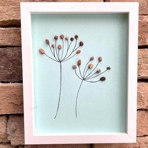 Diente de león con guijarros al viento - Arte con guijarros hecho a mano - Fondo de tarjeta con textura azul - Flores - Naturaleza - Abstracto