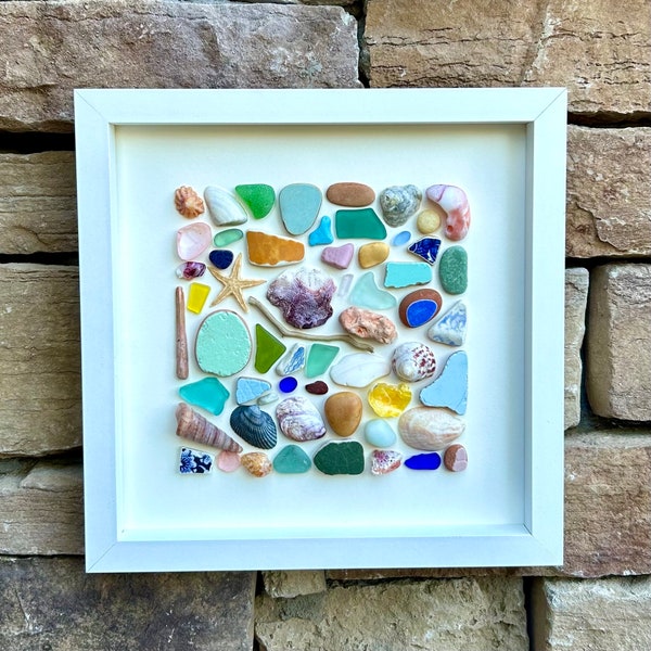 Colorido arte de playa hecho de vidrio marino, conchas, cerámica marina y guijarros, arte original enmarcado 9x9