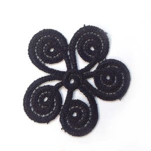 broderie noire en coton, à coudre, très féminin, théme fleurs avec des volûtes en fils brodés, vendu à l'unité. image 1