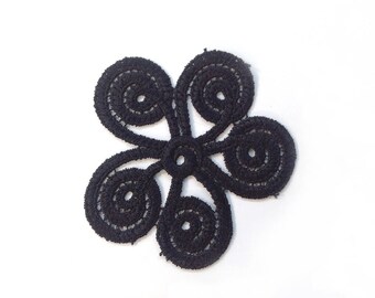 broderie noire en coton, à coudre, très féminin, théme fleurs avec des volûtes en fils brodés, vendu à l'unité.