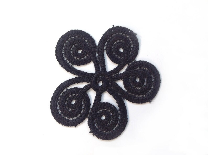 broderie noire en coton, à coudre, très féminin, théme fleurs avec des volûtes en fils brodés, vendu à l'unité. image 1