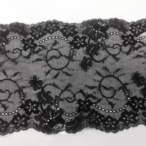 Dentelle de Calais, élastique, noire, avec motifs floraux, des arabesques mélangées, finition en coquilles, spécial lingerie vendu au mètre image 1