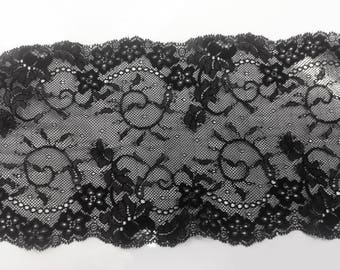 Dentelle de Calais, élastique, noire, avec motifs floraux, des arabesques mélangées, finition en coquilles, spécial lingerie vendu au mètre