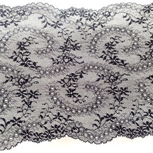 Dentelle leavers florale de Calais, élastiquee, noire, 22 cm de hauteur avec une finition en forme de coquilles, très raffinée. image 1