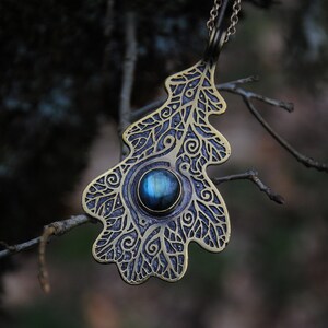 Grand pendentif Chêne sacré en laiton doré gravé et labradorite image 1