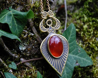 Pendentif vénus " Vénus du feu" en laiton gravé, cornaline rouge