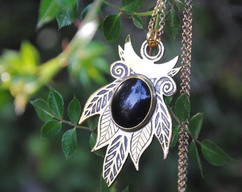 Pendentif " Les Envoûtées" en laiton gravé et obsidienne