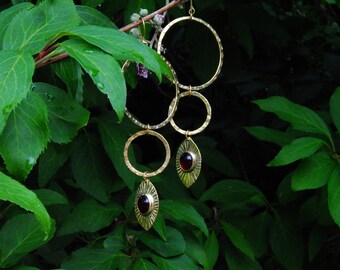 Maxi boucles d'oreille " Önn " en laiton et verre rouge sang