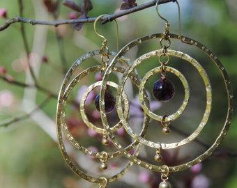 Grote Astrolabe-oorbellen in messing en kleine en grote ambachtelijke glaskralen