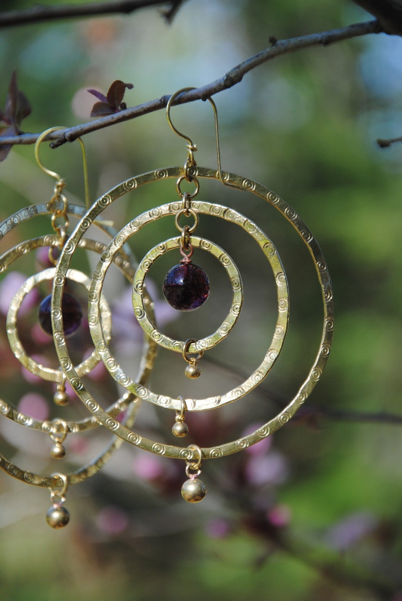Grandes boucles d'oreilles Astrolabe en laiton et billes de verre artisanales petites et grandes image 2