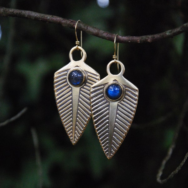 Boucles d'oreilles " Palme " en laiton gravé et labradorite.