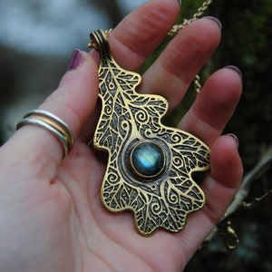 Grand pendentif Chêne sacré en laiton doré gravé et labradorite image 4