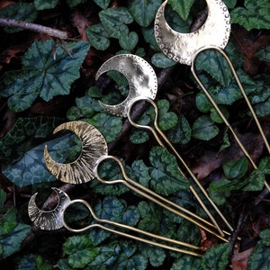 Moon hairpins in hammered and soldered brass. Pieces entirely handmade.