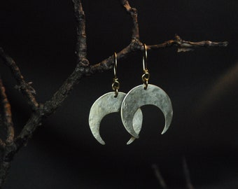 Petites boucles d'oreille croissant de lune en laiton martelé.