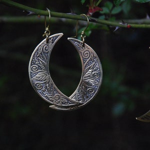 Boucles d'oreilles Lune faucille en laiton gravé, deux motifs au choix image 6