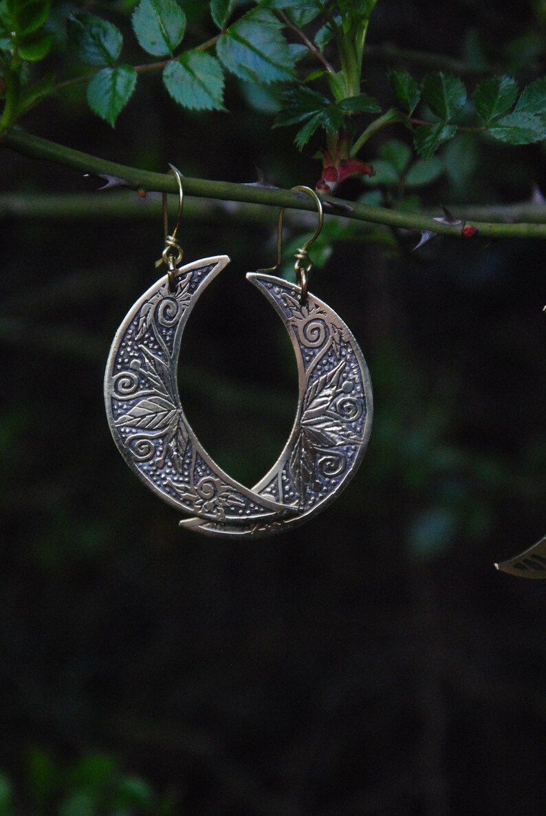 Boucles d'oreilles Lune faucille en laiton gravé, deux motifs au choix image 6