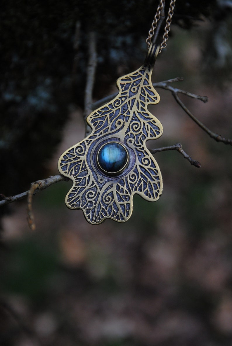 Grand pendentif Chêne sacré en laiton doré gravé et labradorite image 1