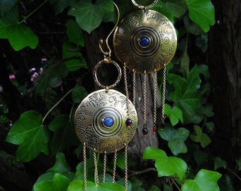 Très grandes boucles d'oreilles boucliers " La prêtresse de Thèbes " en laiton gravé, labradorite et grenat hessonite