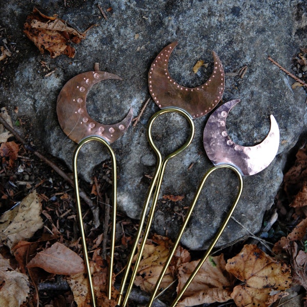 Hammered and soldered copper hairpins. Pieces entirely handmade.