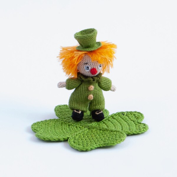 Muñeca miniatura de ganchillo Trébol de cuatro hojas Muñeca payaso suerte verde Muñeca duende Muñeca San Patricio decoración Casa de muñecas Miniaturas Casa de muñecas de peluche
