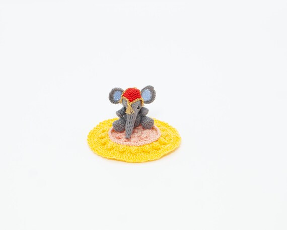 Elefante in miniatura all'uncinetto - Piccolo animale grigio amigurumi per la casa delle bambole - Italia