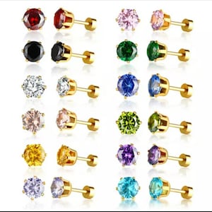 Puede incluir: Conjunto de 12 pares de pendientes de botón dorados con piedras preciosas de varios colores. Las piedras preciosas son redondas y tienen un corte facetado. Los pendientes están hechos de acero inoxidable y son hipoalergénicos.