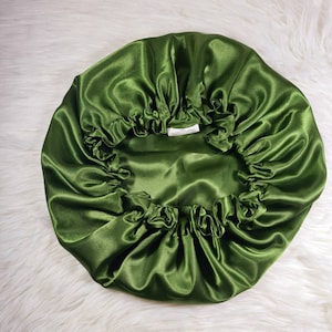 Touca de cetim reversível com ajuste perfeito - lenço de cabeça para dormir e proteger o penteado para mulheres na cor verde-oliva | Acessórios para cabelo Girlfriend