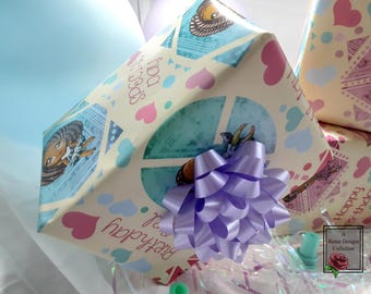 Hojas de papel de regalo para cumpleaños de niña afroamericana: corazones amarillos, diseño chibi (19 x 29 pulgadas)