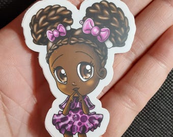 Pegatina Chibi de Chica Negra: Cabello Natural, Trenzas - Troquelada Mate