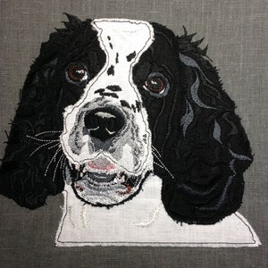 Puede incluir: Imagen bordada de un perro Springer Spaniel blanco y negro sobre un fondo blanco. La cara del perro es el punto focal de la imagen.