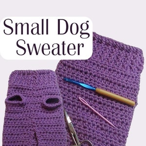 Könnte beinhalten: Ein handgefertigter lila Häkel-Hundepullover mit Öffnungen für die Vorderbeine. Der Pullover ist 30 cm lang und 33 cm breit. Das Bild zeigt auch einen Häkelhaken, eine Schere und eine Wollnadel. Der Text auf dem Bild lautet "Small Dog Sweater."