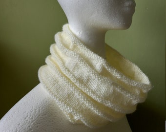 Super stilvolle Leichte Cowl / Snood Handgestrickt in Winter Weiß (Cream) Acrylgarn