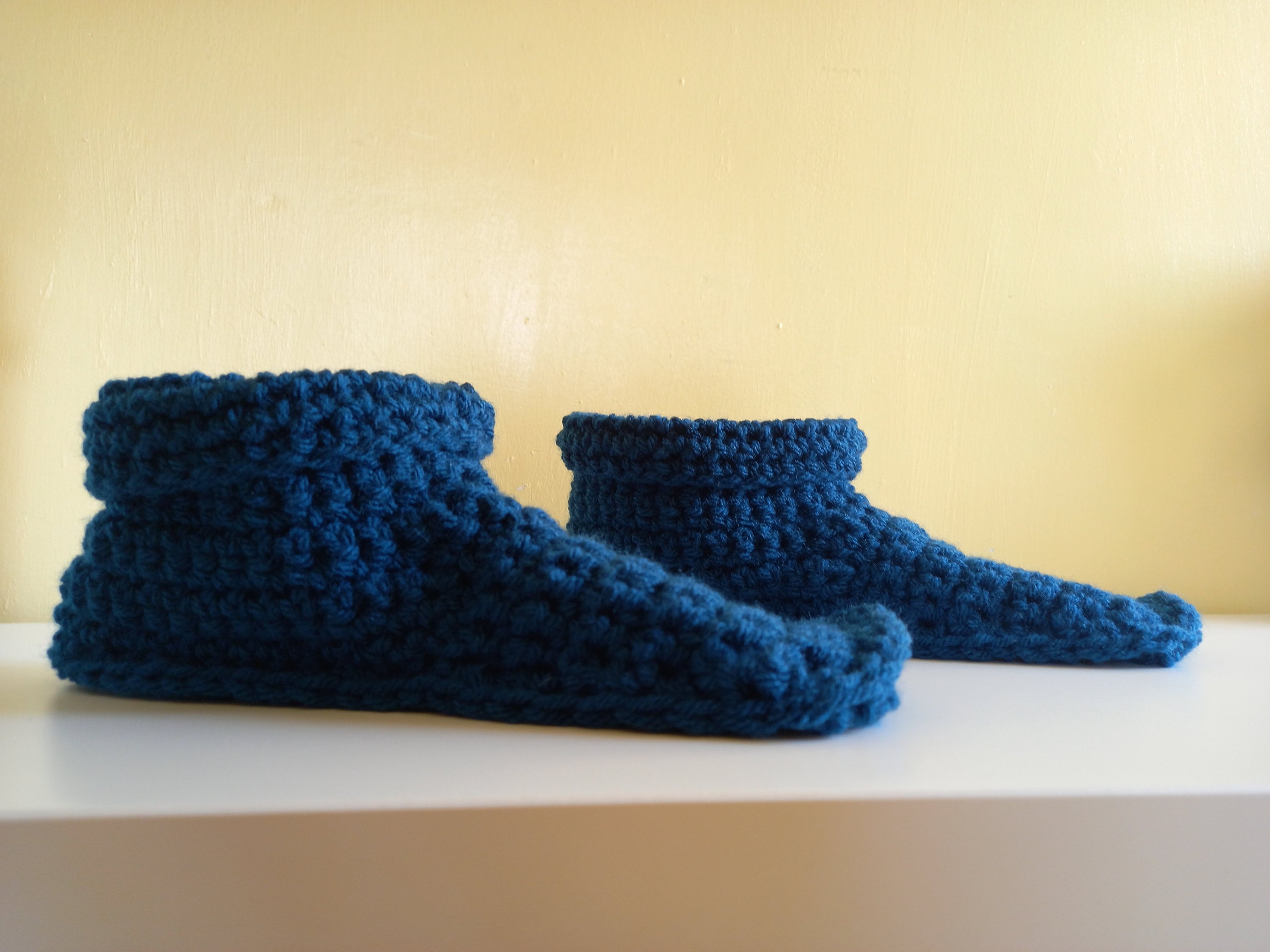 Gezellige pantoffellaarzen met de hand gehaakt in blauwgroen acrylgaren