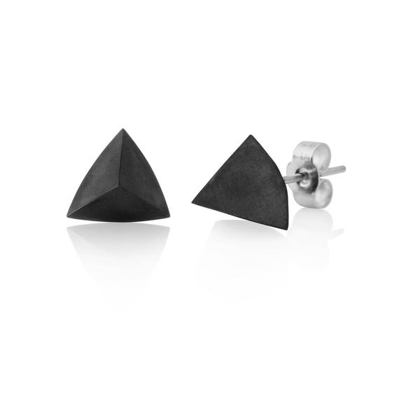 black spike stud earrings
