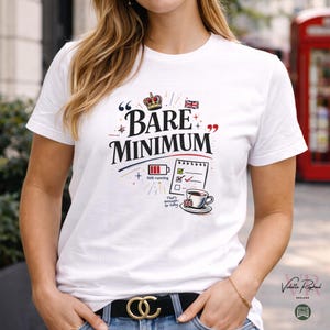 Minimalistisk slogan T-shirt Rolig brittisk humor Unik estetisk T-shirt Rolig avslappnad födelsedagspresent till honom och henne Storbritannien Bare Minimum Clothing