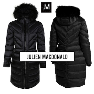 Könnte beinhalten: Schwarzer Steppmantel mit Kapuze mit Kunstfellbesatz. Der Mantel hat ein Chevron-Design, einen durchgehenden Reißverschluss und den Text "JULIEN MACDONALD". Der Mantel wird von vorne und hinten gezeigt.