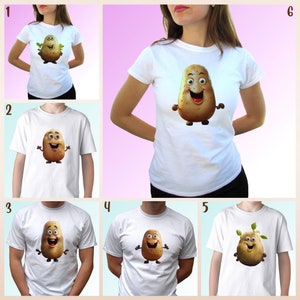 Op de afbeelding: Zes verschillende witte T-shirts met een cartoon-aardappelontwerp. De aardappel heeft een glimlachend gezicht en draagt ​​bruine schoenen. Sommige aardappelen hebben groene bladeren bovenop.