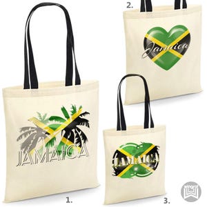 Puede incluir: Tres bolsas de tela con diferentes diseños que presentan la bandera de Jamaica. La primera bolsa tiene un diseño de palmera con la palabra "Jamaica" impresa debajo. La segunda bolsa tiene un diseño en forma de corazón con la bandera de Jamaica y la palabra "Jamaica" impresa en el interior. La tercera bolsa tiene un diseño circular con la bandera de Jamaica y la palabra "Jamaica" impresa en el interior.