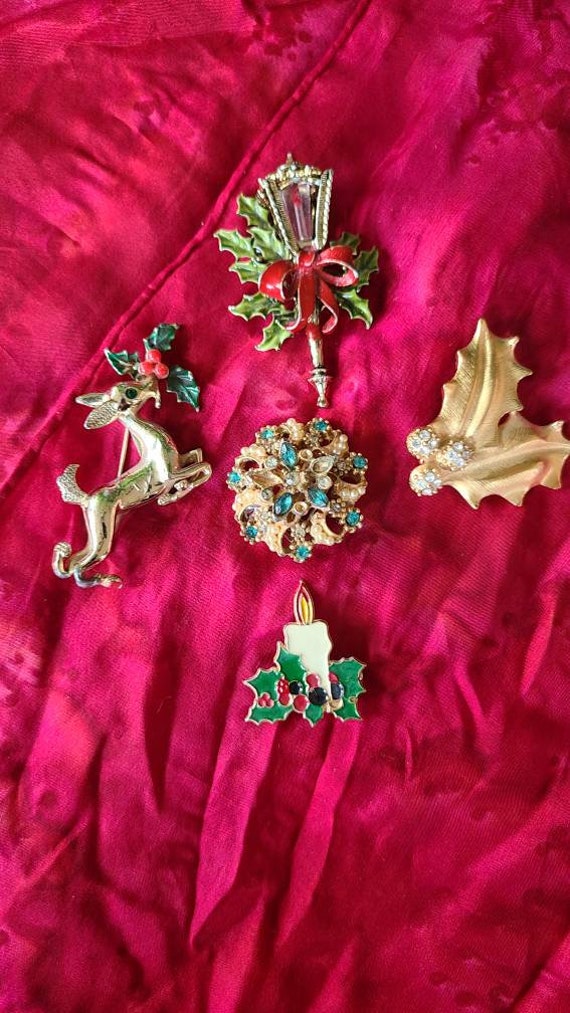 5 Christmas Brooches Vintage Jewelry Reindeer Hol… - image 8