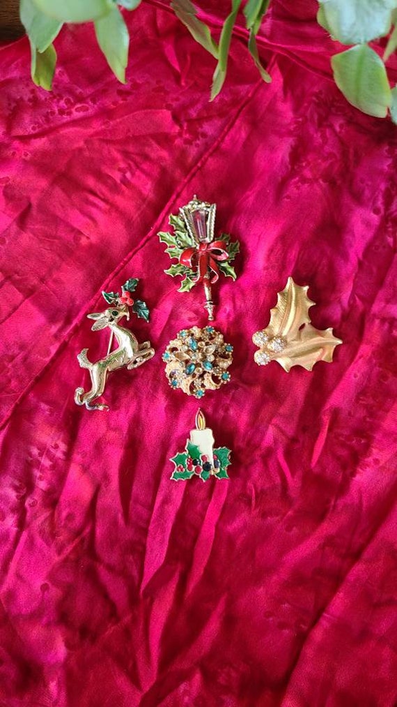 5 Christmas Brooches Vintage Jewelry Reindeer Hol… - image 6