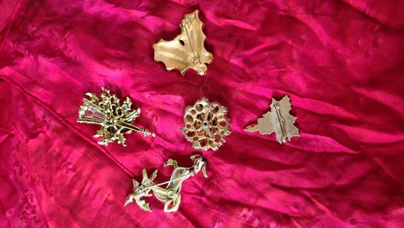 5 Christmas Brooches Vintage Jewelry Reindeer Hol… - image 7