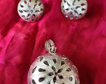 Vintage Jewelry Brushed Silver Clip on Earrings and Pendant Set Snowflake Abstract Art Deco