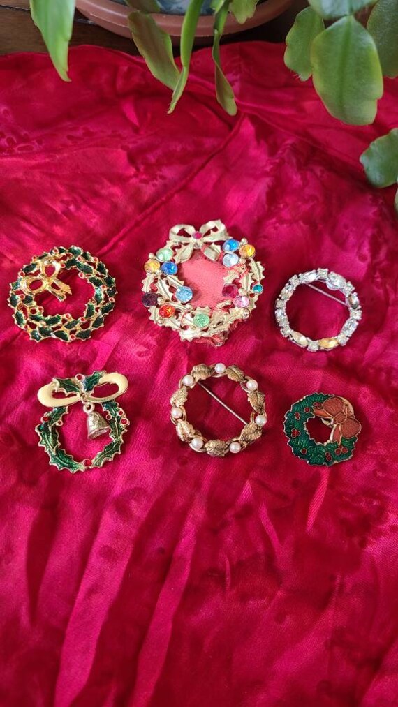 6 Vintage Jewelry Christmas Themed Brooches / Wrea
