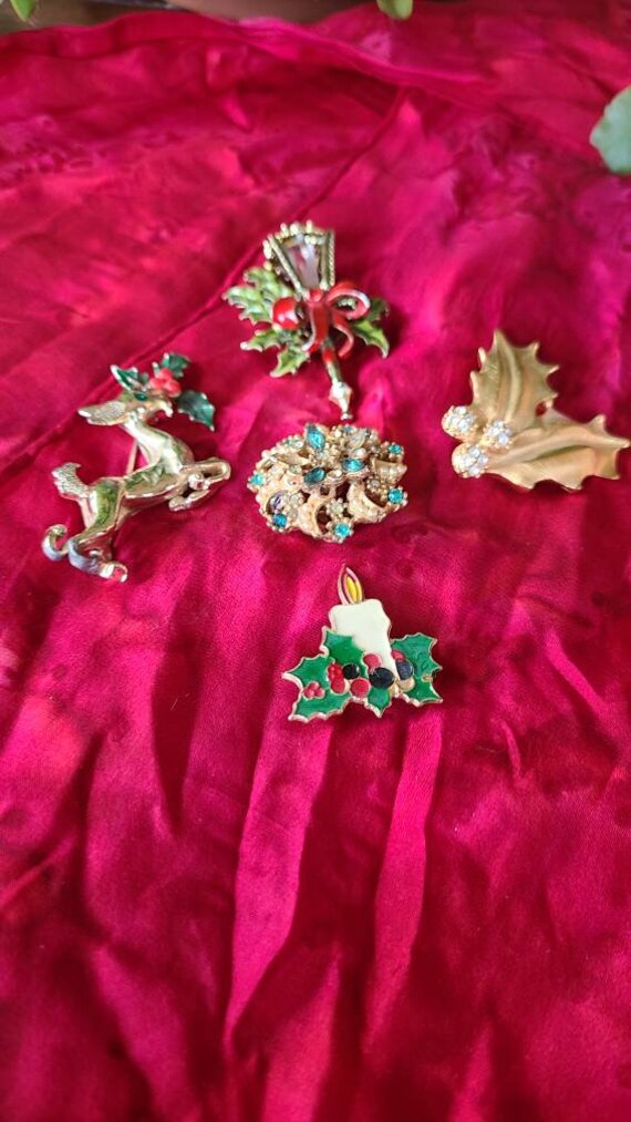 5 Christmas Brooches Vintage Jewelry Reindeer Hol… - image 5