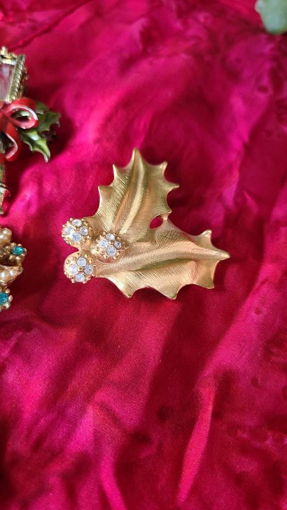 5 Christmas Brooches Vintage Jewelry Reindeer Hol… - image 4