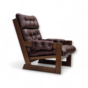 Jaren 70, Scandinavische fauteuil met hoge rugleuning, bruin meubelleer, donker beukenhout.