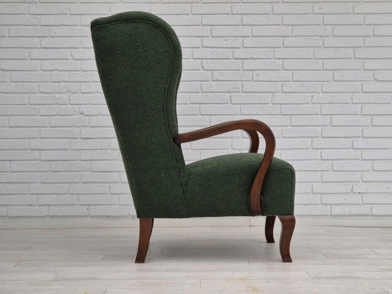 Années 1950, design danois, fauteuil à oreilles à dossier haut restauré, vert bouteille, bois de hêtre. image 3