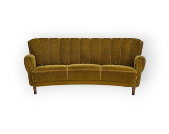 1960er Jahre, geschwungenes dänisches 3-Sitzer-Sofa, Originalzustand, Möbel aus Velours, Buchenholz.